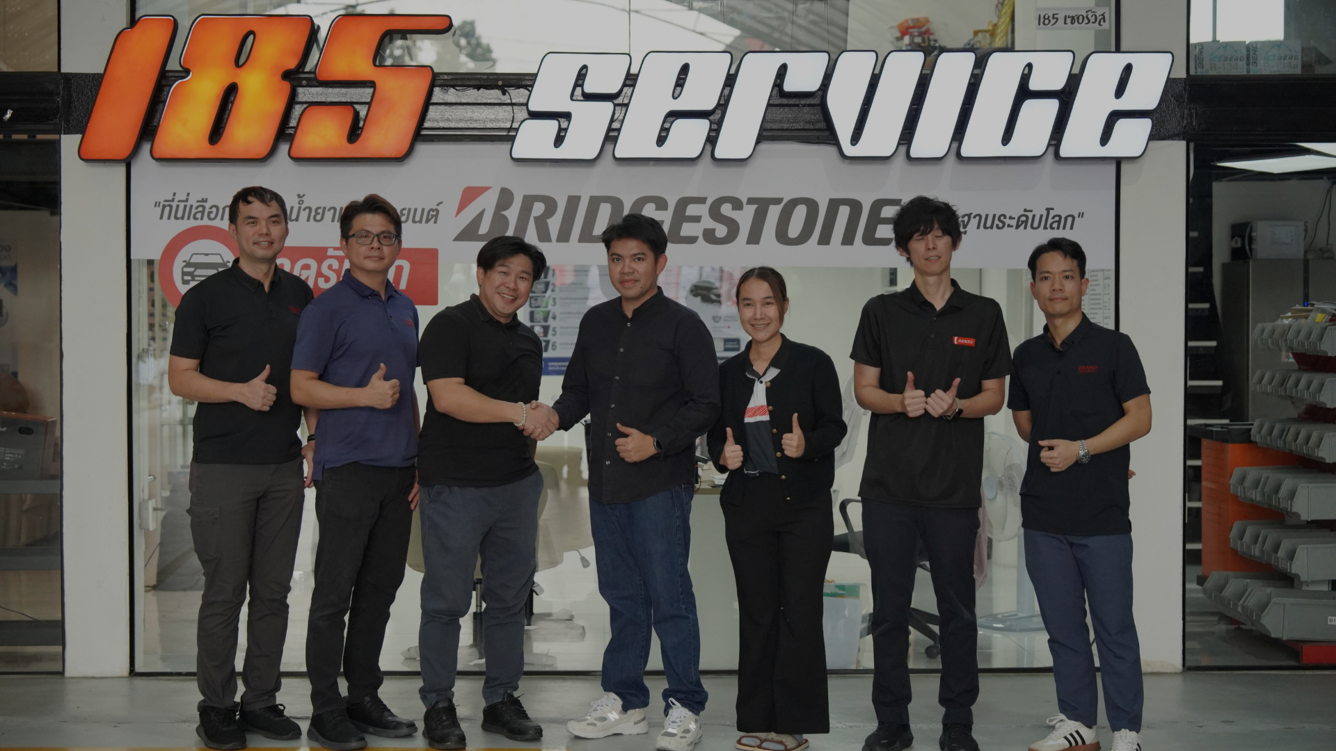 ช่างศูนย์ซ่อมแอร์รถยนต์ 185Service ถือแผงคอยล์เย็นแอร์รถยนต์