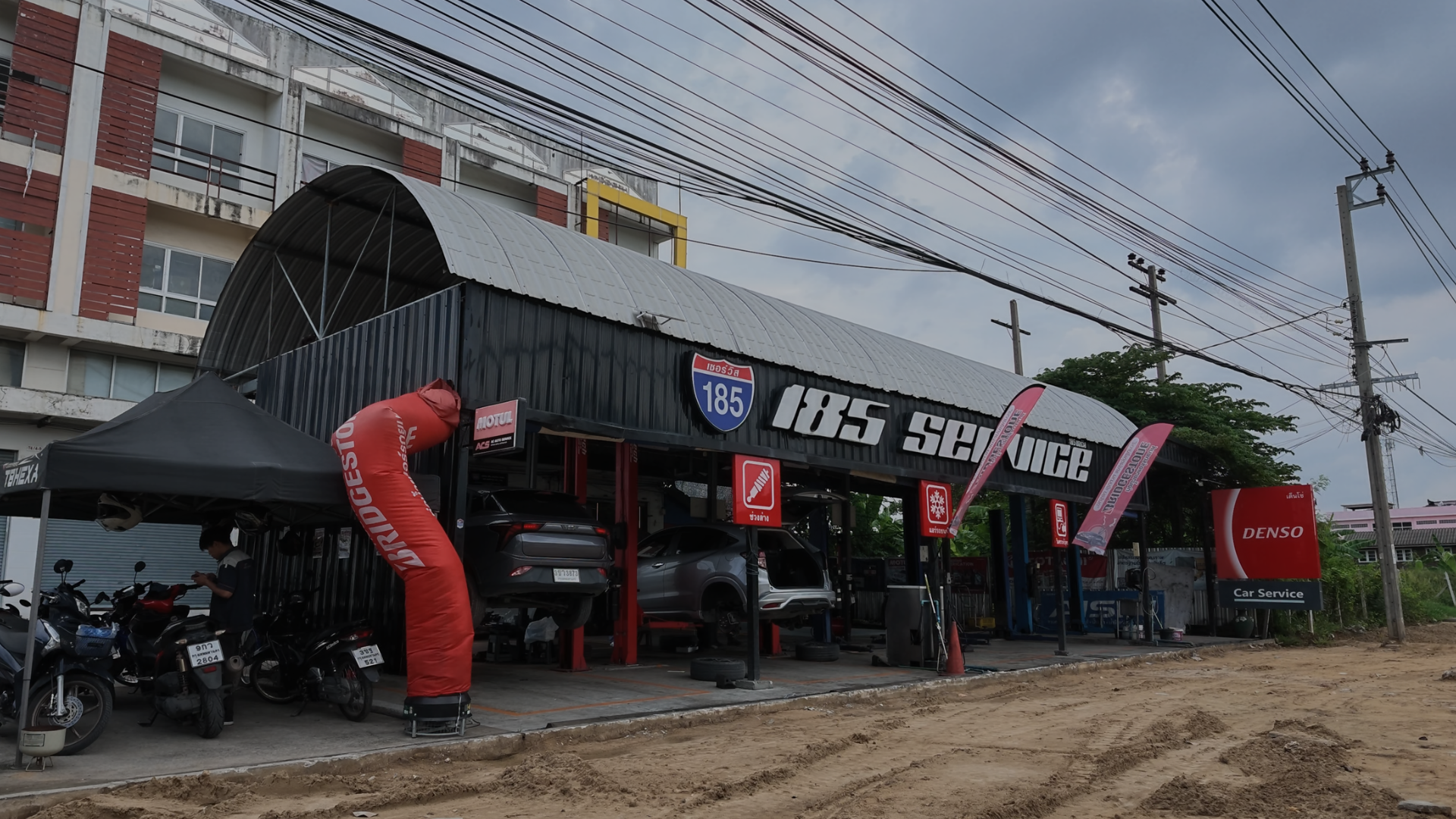 ช่างศูนย์ซ่อมแอร์รถยนต์ 185Service ถือแผงคอยล์เย็นแอร์รถยนต์